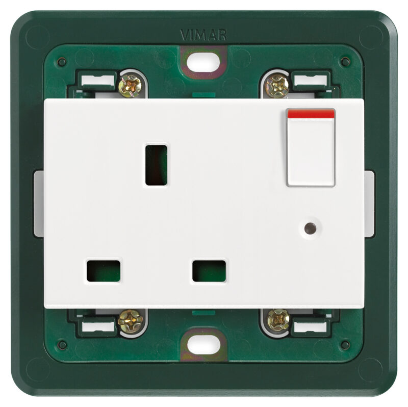 Switched 2P+E 13A English outlet white