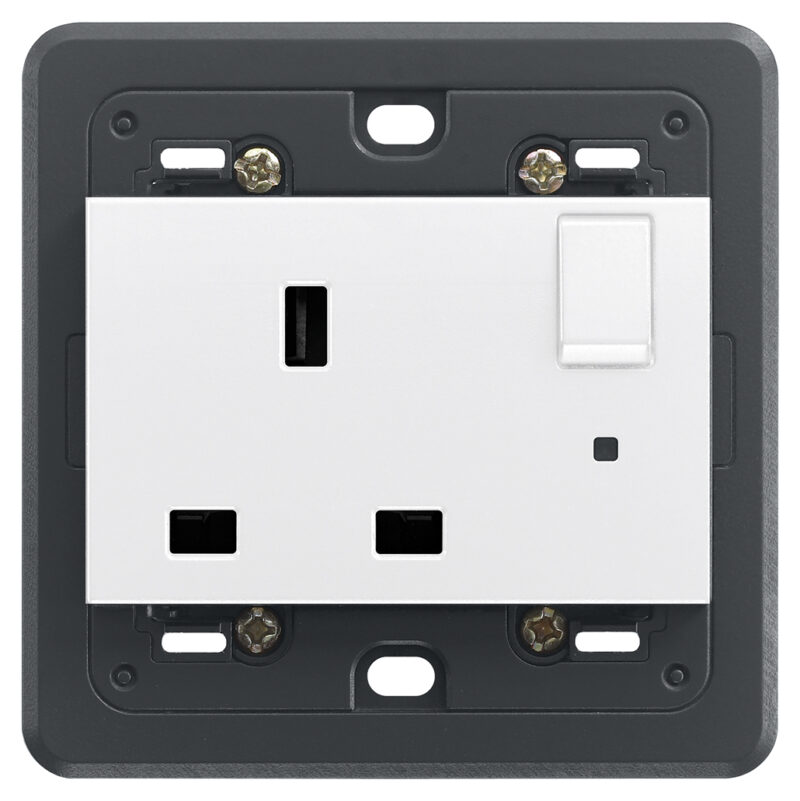 Switched 2P+E 13A English outlet white